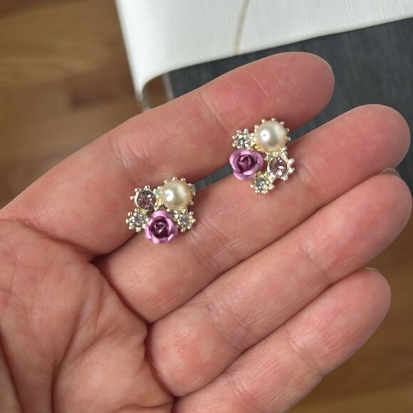 Avon (SAC) Faux Pearl and Mauve Rose Earrings- Romantic Expression - Picture 4 of 5